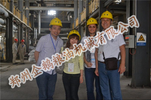 塞爾維亞客戶參觀企鵝小型榨油機車間