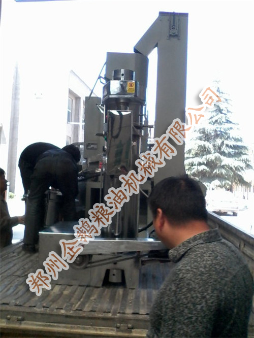 小型榨油機發貨通知：青海客戶的榨油機已經裝(圖1)