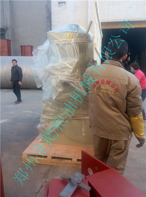 出口100型螺旋榨油機設備裝箱包裝中(圖2)