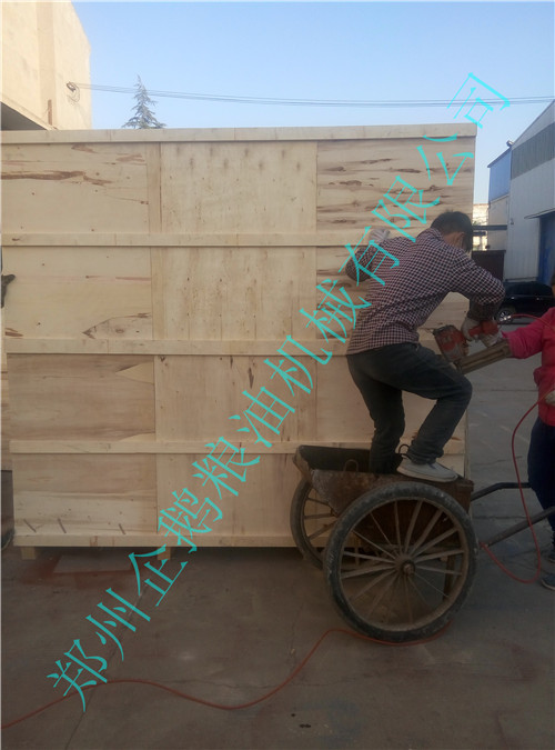 出口100型螺旋榨油機設備裝箱包裝中(圖3)