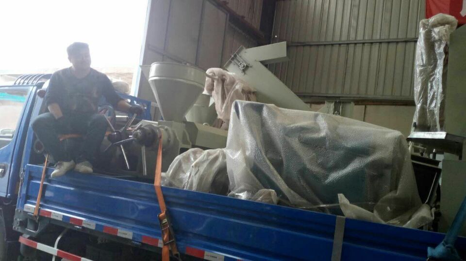 安徽五河榨油機(jī)設(shè)備發(fā)貨現(xiàn)場(chǎng)(圖1)